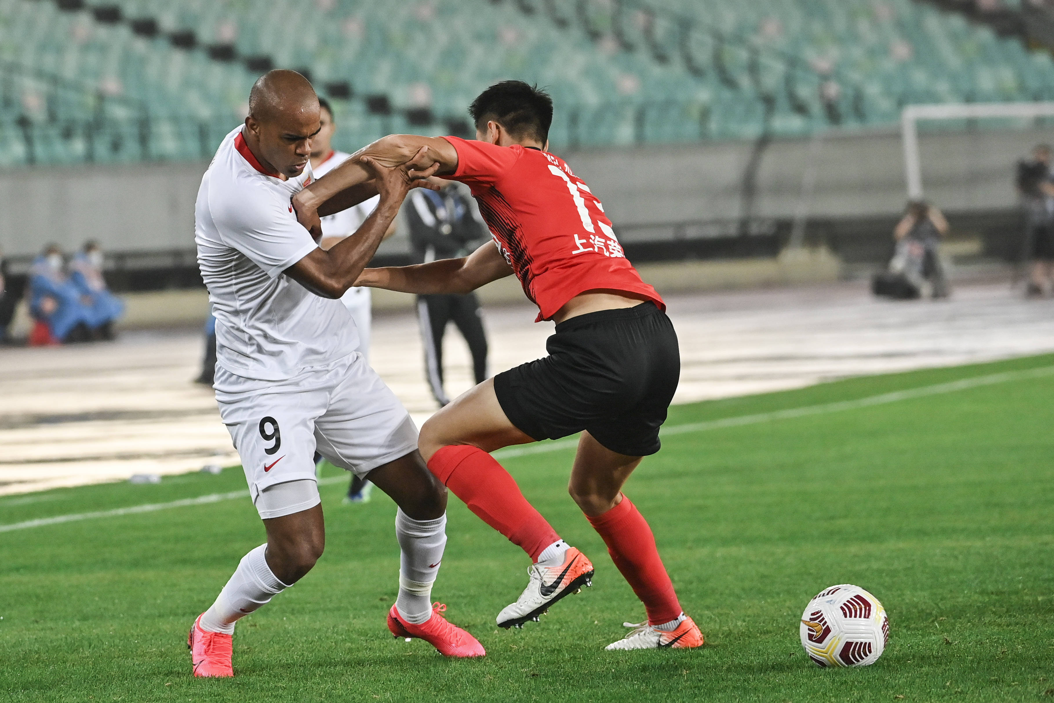 包含上海海港内部会议纪要流出——加时末段防线松动；欧联使命明确；赛程密集仍需轮换的词条-开云入口