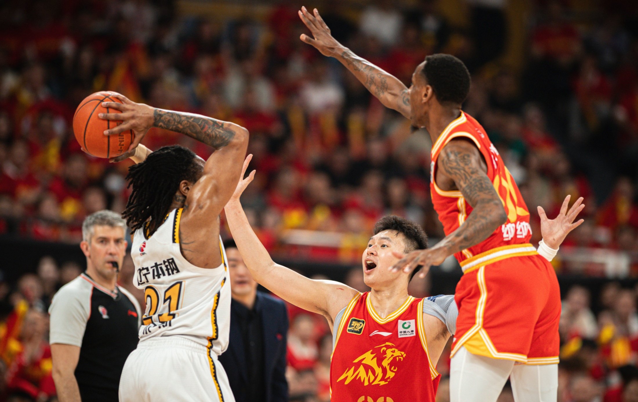 包含集结日广州队内部沟通：NBA总决赛节点到来，压力陡增，球队文化再被提及的词条